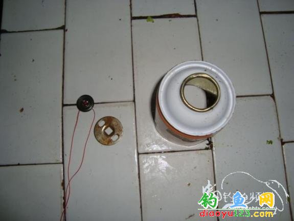 Assembling bottom feeder with metal clip and button